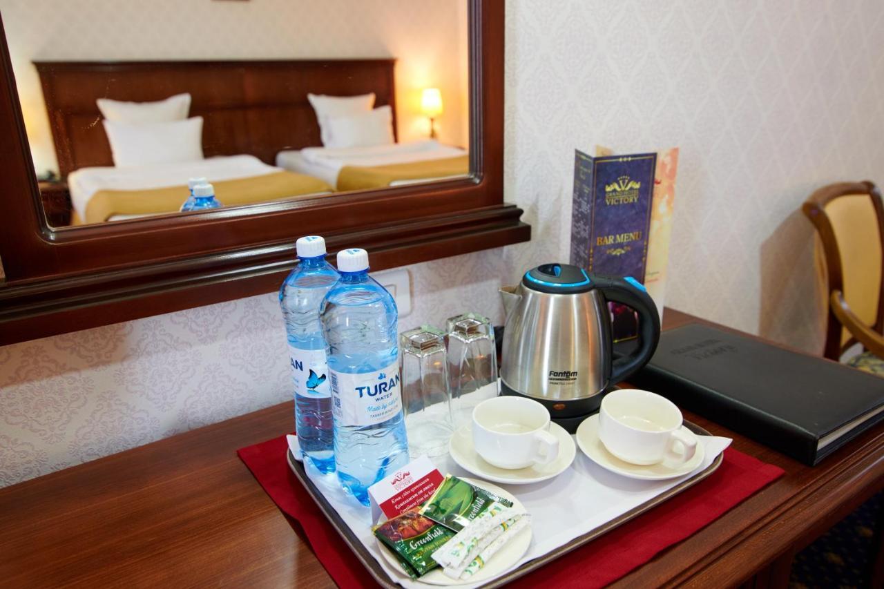 Grand Hotel Victory Aktau  Exterior foto A kettle in a hotel room