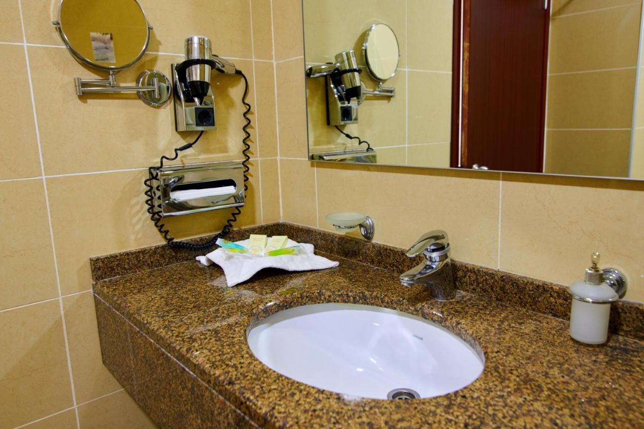 Grand Hotel Victory Aktau  Exterior foto Bathroom