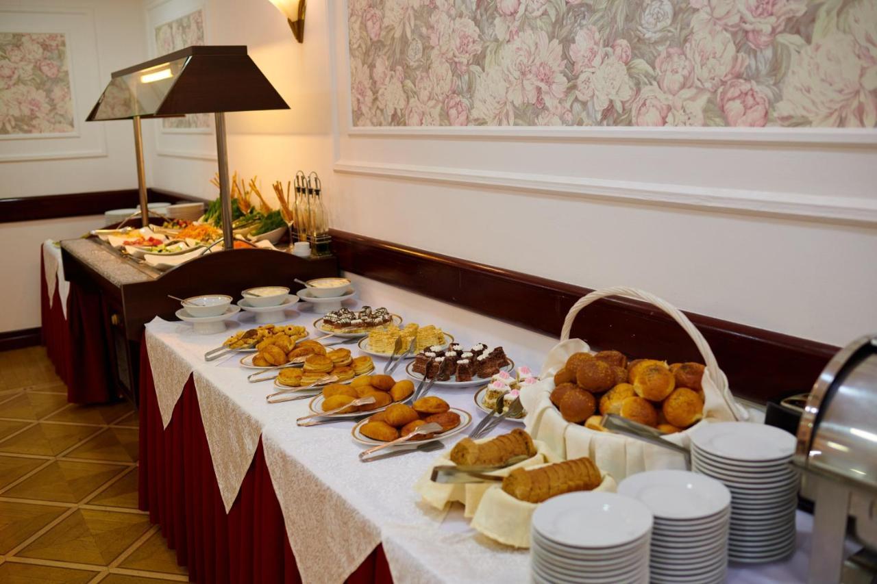 Grand Hotel Victory Aktau  Exterior foto A buffet