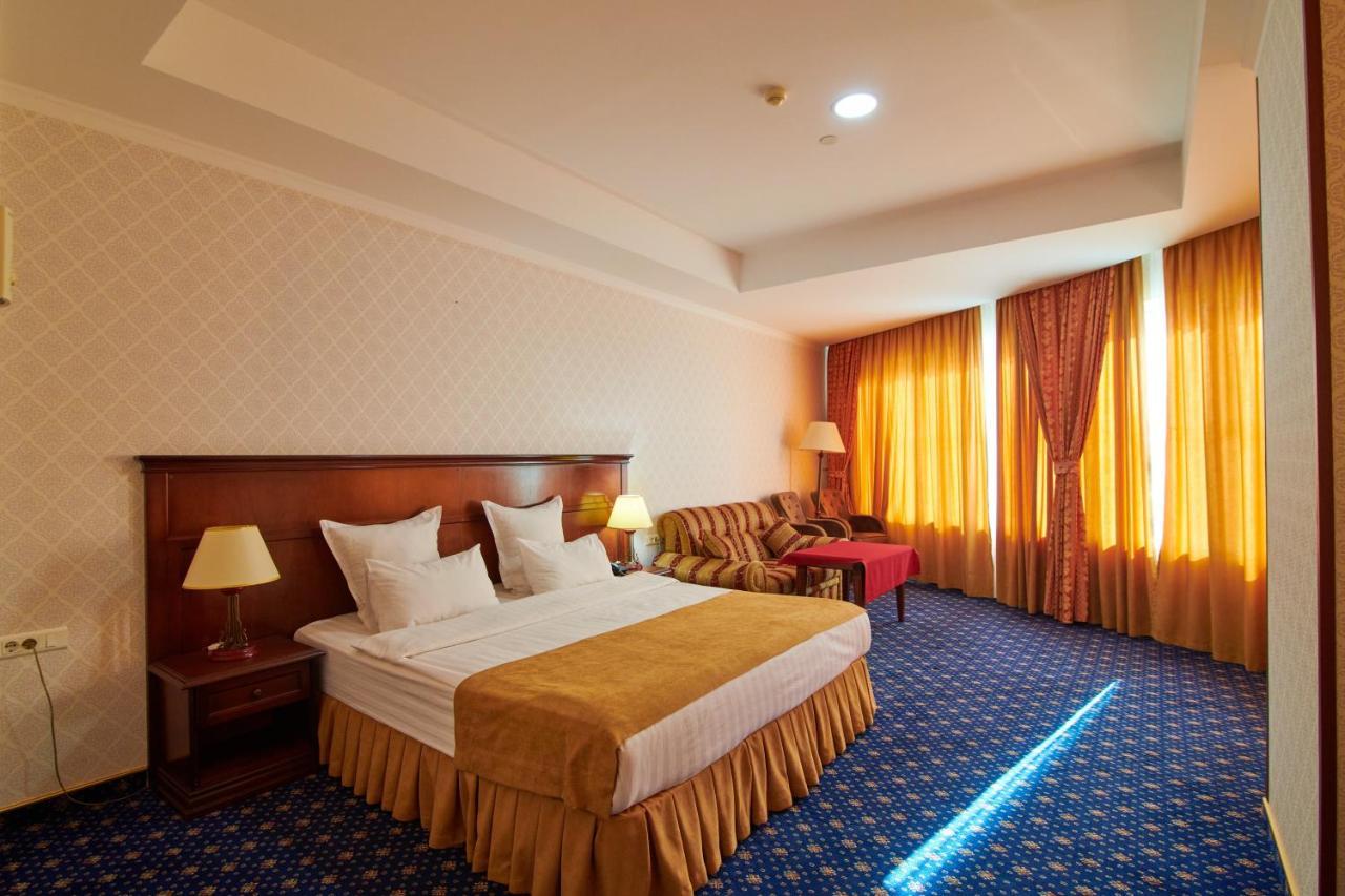 Grand Hotel Victory Aktau  Exterior foto A bedroom at the hotel