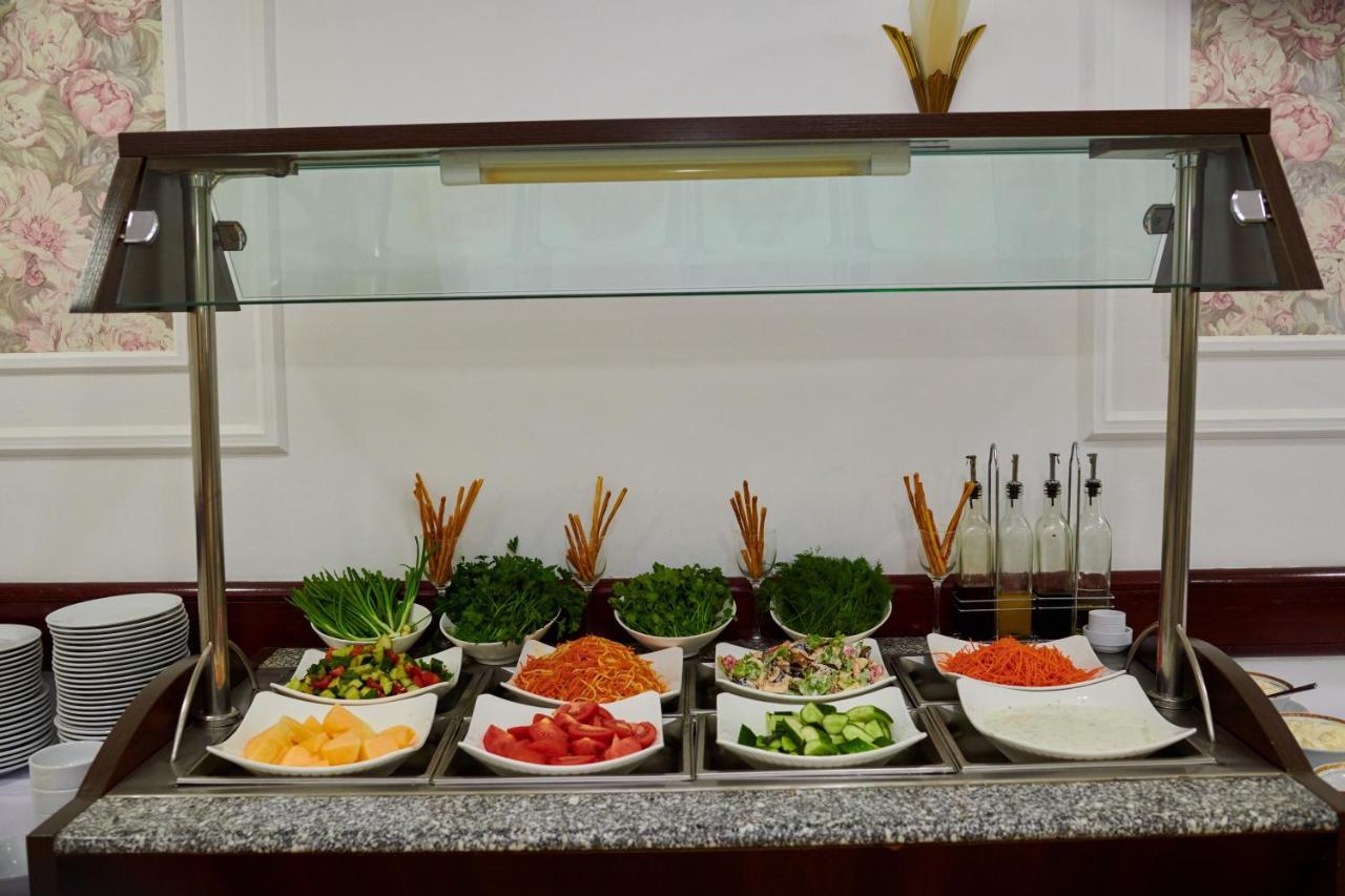 Grand Hotel Victory Aktau  Exterior foto A salad bar