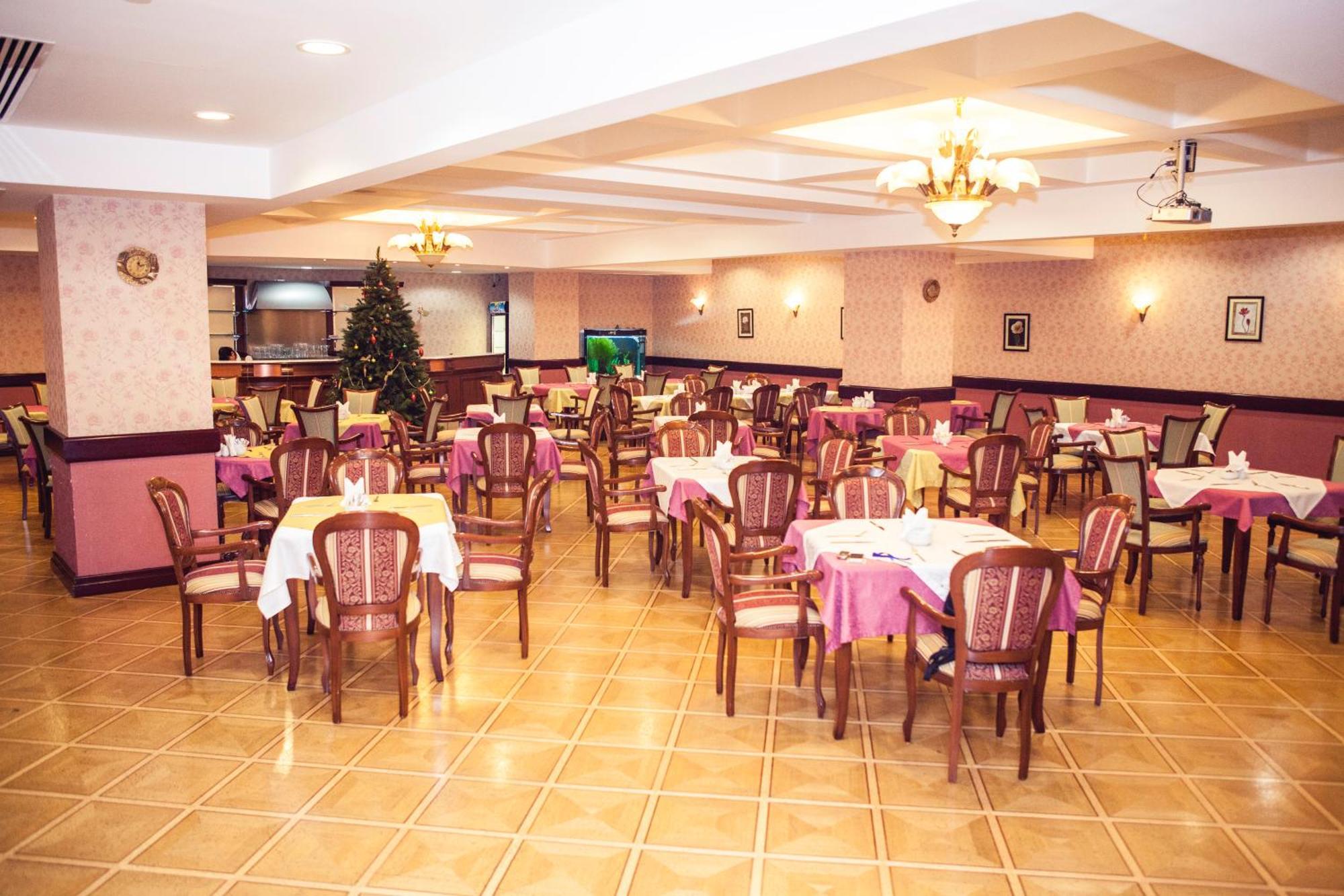 Grand Hotel Victory Aktau  Exterior foto Restaurant