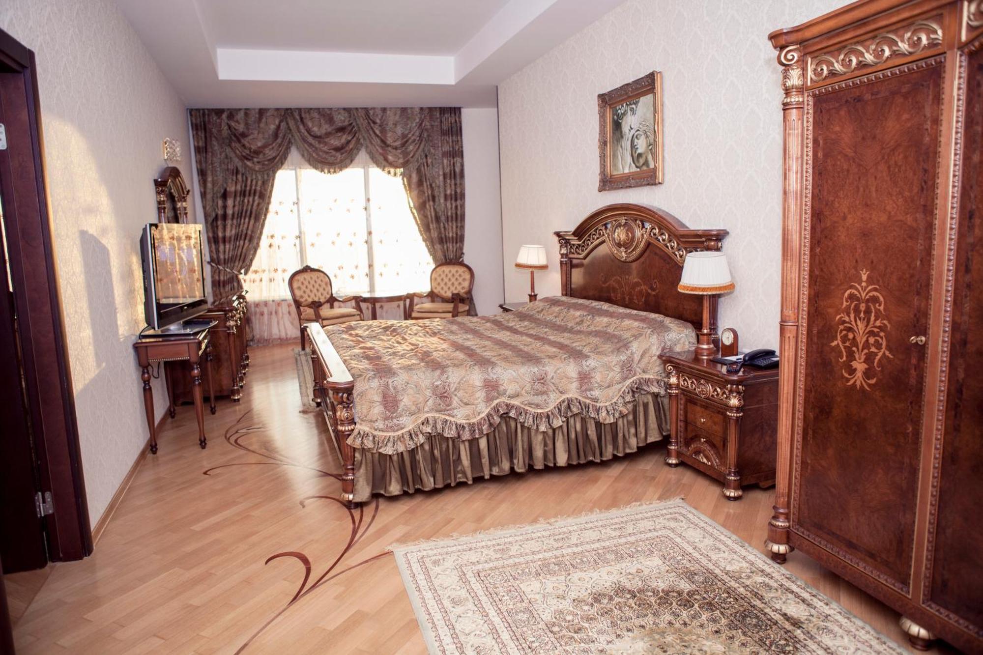 Grand Hotel Victory Aktau  Exterior foto A bedroom