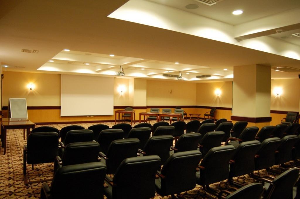 Grand Hotel Victory Aktau  Exterior foto A meeting room at a hotel